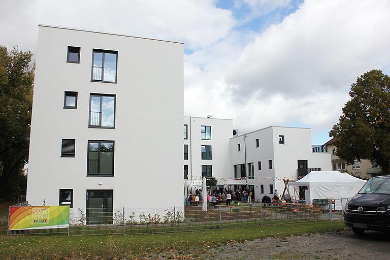 Im Innenhof feierten Bewohner und Gäste die Einweihung des neuen Wohnheims. Im Innenhof feierten Bewohner und Gäste die Einweihung des neuen Wohnheims.