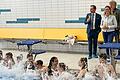 Bei der Einweihung des neuen Schwimmbades im Friedrich-Koenig-Gymnasium: Bürgermeisterin Judith-Roth Jörg mit dem Leiter des Friedrich-Koenig-Gymnasiums Marco Korn (links) und Architekt Karlheinz Keicher (rechts).