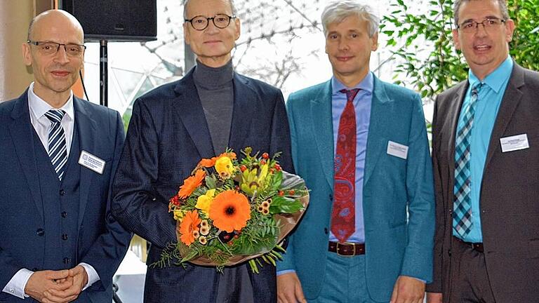 Führungswechsel: Der neue Ärztliche Direktor und Chefarzt der Psychosomatischen Klinik, Professor Martin Siepmann (von links), verabschiedete seinen Vorgänger Dr. Rudolf Knickenberg gemeinsam mit Vorstandsvorsitzendem Martin Siebert und Geschäftsführer Burkhard Bingel. Führungswechsel: Der neue Ärztliche Direktor und Chefarzt der Psychosomatischen Klinik, Professor Martin Siepmann (von links), verabschiedete seinen Vorgänger Dr. Rudolf Knickenberg gemeinsam mit Vorstandsvorsitzendem Martin Siebert und Geschäftsführer Burkhard Bingel.