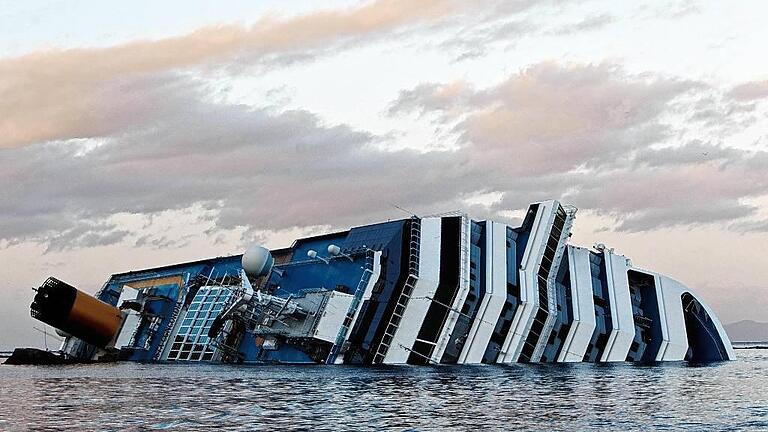 Freitag, der 13. - Costa Concordia gestrandet       -  Einst war die &bdquo;Costa Concordia&ldquo; eine stolzes Kreuzfahrtschiff. Im Februar 2012, als dieses Bild entstand, lag es havariert vor der Insel Giglio.