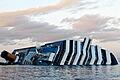 Freitag, der 13. - Costa Concordia gestrandet       -  Einst war die &bdquo;Costa Concordia&ldquo; eine stolzes Kreuzfahrtschiff. Im Februar 2012, als dieses Bild entstand, lag es havariert vor der Insel Giglio.