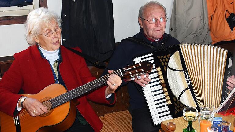 Margarete Rexroth aus Oberlengsfeld und Reinhold Buhl aus Bad Neustadt gehören seit Jahrzehnten zu den Milseburg-Musikanten. Margarete Rexroth aus Oberlengsfeld und Reinhold Buhl aus Bad Neustadt gehören seit Jahrzehnten zu den Milseburg-Musikanten.