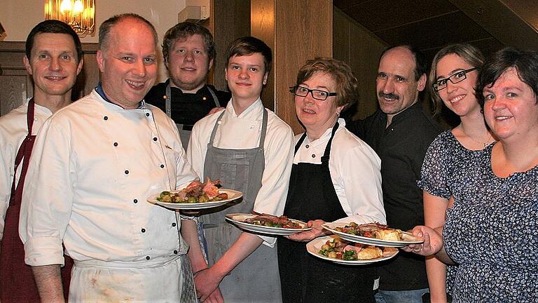 Das Team der &bdquo;Frische aus Main-Spessart&ldquo; im Gasthof &bdquo;Goldenes Lamm&rdquo;: (von links) Paul Feser, Michael Hüsam, René Lattin, Marvin Samer, Elsbeth Hüsam, Horst Wirth, Annkatrin Schnarr und Miriam Hüsam.