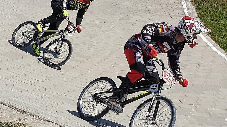 Holte sich beim zweiten Bundesliga-Rennen am Sonntag in Bielefeld den Sieg in der Klasse Cruiser 30-39: Pascal Blumhagen (vorne) vom BMX-Team Esselbach. Holte sich beim zweiten Bundesliga-Rennen am Sonntag in Bielefeld den Sieg in der Klasse Cruiser 30-39: Pascal Blumhagen (vorne) vom BMX-Team Esselbach.