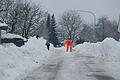 Während die Gemeindearbeiter den Schnee von der Fahrbahn räumen, spielen die Bischbrunner Kinder in den Schneehaufen und freuen sich an der weißen Pracht.