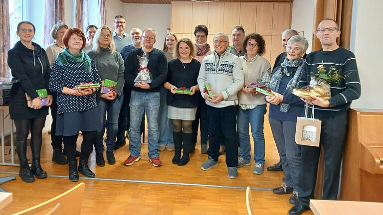 Auf dem Foto Bettina Klebrig, Gudrun Geier, Edith Hückmann, Sandra Kurz, Renate Stühler, Michael Kurz, Dieter Hückmann, Norbert Stühler, Emma Geier, Michaela Geier, Ute Köttler, Ernst Haßfurther, Erich Köttler, Karin Mainberger, Walter Schmidt, Gerlinde Saal, Pfarrer Sieghard Sapper. Auf dem Foto Bettina Klebrig, Gudrun Geier, Edith Hückmann, Sandra Kurz, Renate Stühler, Michael Kurz, Dieter Hückmann, Norbert Stühler, Emma Geier, Michaela Geier, Ute Köttler, Ernst Haßfurther, Erich Köttler, Karin Mainberger, Walter Schmidt, Gerlinde Saal, Pfarrer Sieghard Sapper.