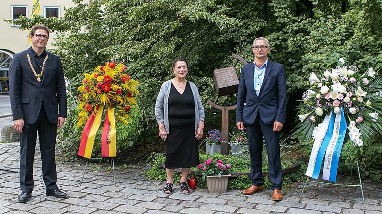 Würzburg gedenkt der ermordeten Sinti und Roma: Kranzniederlegung durch Bürgermeister Martin Heilig am Paradeplatz in Würzburg. Im Bild von links: BM Martin Heilig, Rita Prigmore und Roberto Paskowski. Würzburg gedenkt der ermordeten Sinti und Roma: Kranzniederlegung durch Bürgermeister Martin Heilig am Paradeplatz in Würzburg. Im Bild von links: BM Martin Heilig, Rita Prigmore und Roberto Paskowski.