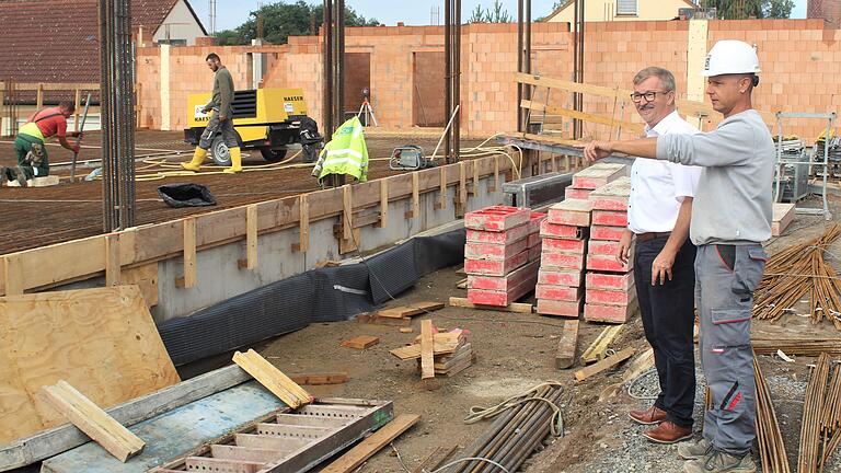 Besuch auf der Baustelle; Geiselwinds Bürgermeister Ernst Nickel schaut sich beim derzeit laufenden Bau des Feuerwehrgerätehauses samt Bauhof um. Besuch auf der Baustelle; Geiselwinds Bürgermeister Ernst Nickel schaut sich beim derzeit laufenden Bau des Feuerwehrgerätehauses samt Bauhof um.