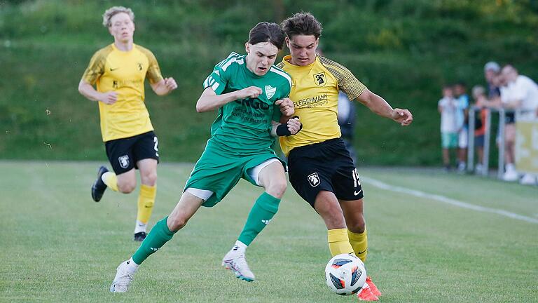 Harter Zweikampf an der Tabellenspitze der Fußball-Kreisliga Würzburg 1: Felix Wolf (links) vom SV Kürnach und Dennis Deppner von der SpVgg Giebelstadt duellieren sich hier im Hinspiel. Harter Zweikampf an der Tabellenspitze der Fußball-Kreisliga Würzburg 1: Felix Wolf (links) vom SV Kürnach und Dennis Deppner von der SpVgg Giebelstadt duellieren sich hier im Hinspiel.