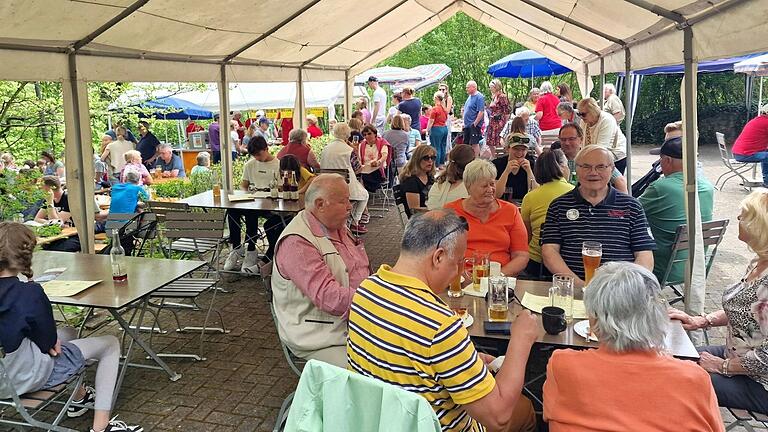 Mit so einem Andrang hatten die NaturFreunde Veitshöchheim-Würzburg bei ihrer Hütteneröffnung am 1. Mai nicht gerechnet. Bei sommerlichen Temperaturen waren um die Mittagszeit bis gegen 17 Uhr die 200 Sitzplätze immer wieder neu belegt.
