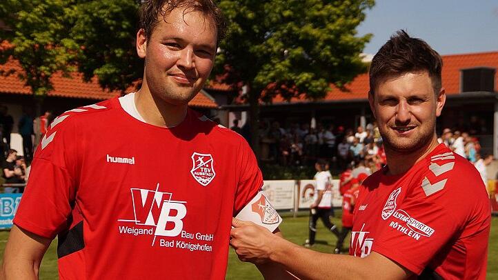 Julian Grell (links), der Spielführer des TSV Aubstadt, geht von Bord. Nach dem Spiel gegen den 1. FC Sand übernahm sein bisheriger Stellvertreter Daniel Leicht die Kapitänsbinde. Julian Grell (links), der Spielführer des TSV Aubstadt, geht von Bord. Nach dem Spiel gegen den 1. FC Sand übernahm sein bisheriger Stellvertreter Daniel Leicht die Kapitänsbinde.