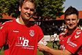 Julian Grell (links), der Spielführer des TSV Aubstadt, geht von Bord. Nach dem Spiel gegen den 1. FC Sand übernahm sein bisheriger Stellvertreter Daniel Leicht die Kapitänsbinde.