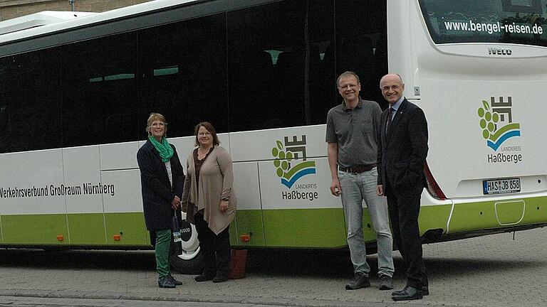 Ein öffentlicher Bus wird künftig auch als öffentlicher Bus erkennbar sein &ndash; dafür sorgt ein einheitliches Design. Bengel-Reisen aus Wonfurt hat als erstes Verkehrsunternehmen im Landkreis Haßberge die im Nahverkehrsplan festgelegten Vorgaben umgesetzt. Landrat Wilhelm Schneider, Susanne Lutz, Leiterin des Sachgebietes ÖPNV/Schülerbeförderung, sowie ihre Stellvertreterin Karin Graf zeigten sich von dem Ergebnis beeindruckt und hoffen auf viele Nachahmer.