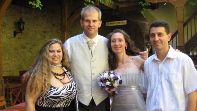 Siyana ist die Tochter von Lyubomir Lukanov (rechts). Er ist der Cousin von Polina Schmitt (Zweite von rechts) und war 2010 mit seiner Frau Milena auf der Hochzeit von Marco und Polina Schmitt zu Gast. Siyana ist die Tochter von Lyubomir Lukanov (rechts). Er ist der Cousin von Polina Schmitt (Zweite von rechts) und war 2010 mit seiner Frau Milena auf der Hochzeit von Marco und Polina Schmitt zu Gast.
