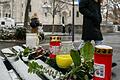 Zum Gedenken: Blumen und Kerzen auf der Parkbank an der Adalberokirche.&nbsp;
