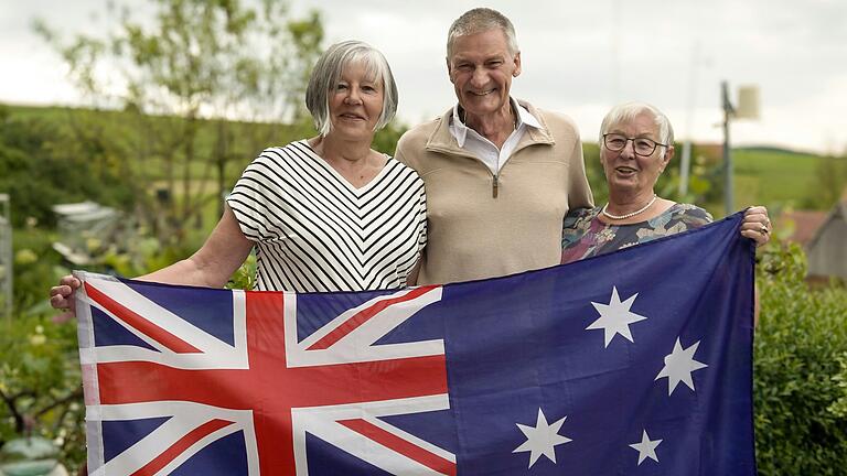 Der Australier James Dziedzic mit seinen Cousinen aus den Haßbergen, Erika Koch (links) und Marianne Heurung. Lange Zeit wussten weder er noch sie von ihrer Verwandtschaft am anderen Ende der Welt.