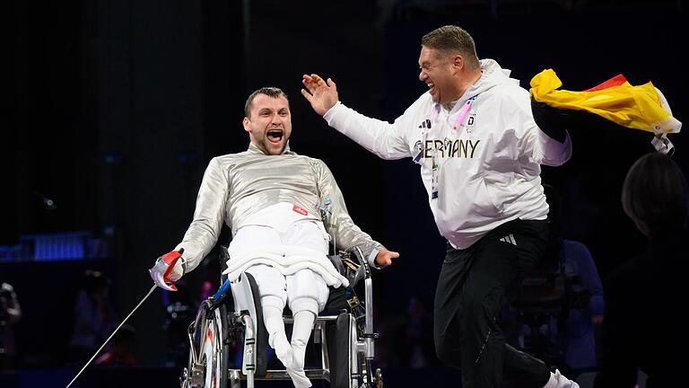 Paralympics Paris 2024 - Rollstuhlfechten       -  Deutschlands Fahnenträger bei der Schlussfeier: Maurice Schmidt.
