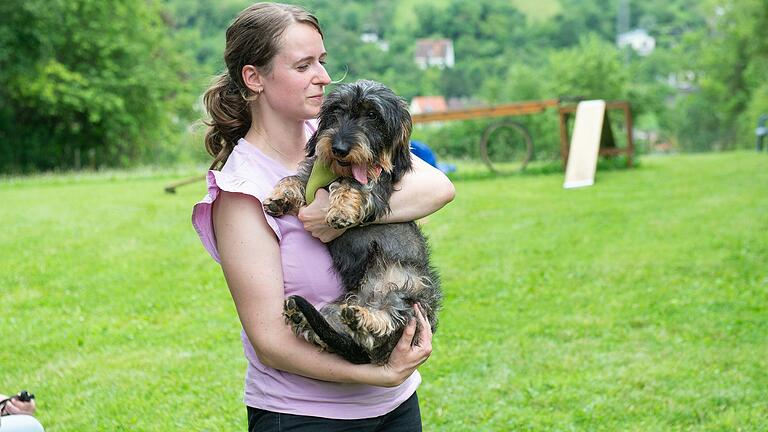 Henricke Haberstroh ist mit ihrem Rauhaardackel Oscar regelmäßig in der Hundeschule von Dagmar Popp, damit er von Anfang an gut erzogen wird.