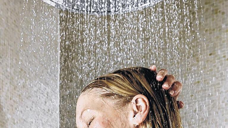 Gefahr aus der Wasserleitung: Gerade beim Duschen bildet sich ein Aerosol aus kleinsten Wassertröpfchen und der Raumluft. Mit der Atemluft gelangen die Legionellen so in den menschlichen Körper.