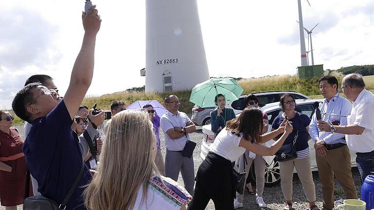 Himmlische Kräfte: Bürgermeister Richard Köth stellte einer mongolischen Delegation den Windpark Schwanfeld vor.