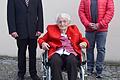 Zum 100. Geburtstag erhielt Lore Zinser aus Schallfeld zahlreiche Glück- und Segenswünsche. Auf dem Foto gratuliert Pfarrer Stefan Mai (links) und ihr Hausarzt Dr. Holger Blum. Lore Zinser war sichtlich erfreut, dass ihre langjährigen Betreuer am Jubelfest teilnahmen. Foto: Lothar Riedel