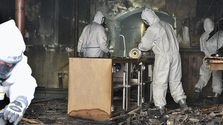 April 2021: Schwerstarbeit leisteten die Feuerwehrleute beim Aufräumen im Inneren des Techtel Mechtel.