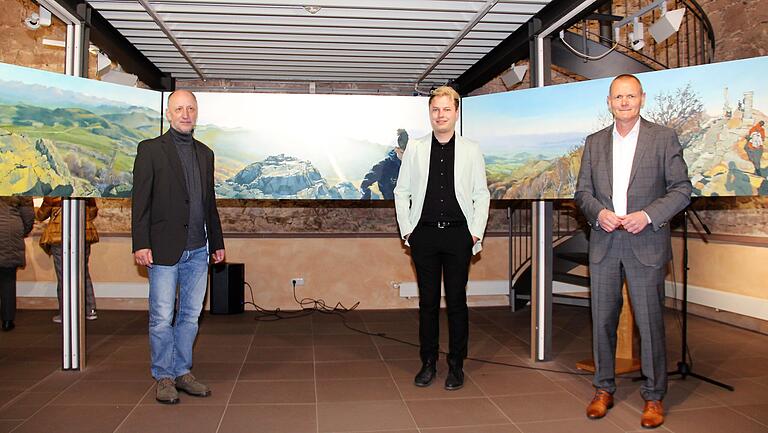 Vor der 'Gipfelszene auf der Milseburg' im Franck-Haus (von links): Künstler Bernd Liebisch, Laudator Jan Soldin und Bürgermeister Thomas Stamm.