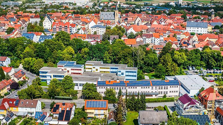 Die beiden Gebäude der Grundschule und Mittelschule am Lülsfelder Weg (Bildmitte, vorne) sind seit sechs Jahren dringend sanierungsbedürftig. Die Kostenschätzungen für einen Schulhausneubau kennen nur eine Richtung – und zwar nach oben. Aktuell geht man von mindestens 60 Millionen Euro reinen Baukosten aus.