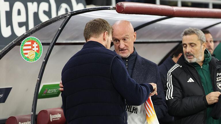 Ungarn - Deutschland       -  Mit dem Trikot wünschte die DFB-Auswahl dem ungarischen Co-Trainer gute Besserung.