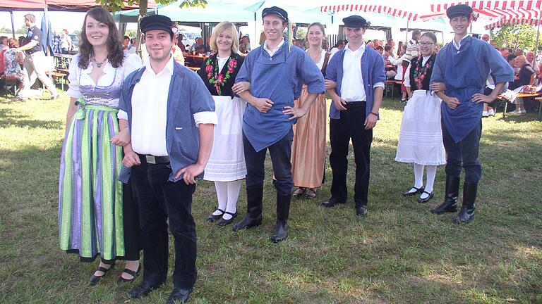 Zu 20 Jahre Grenzsteinfest laden die Bürgermeister von Gochsheim und Sennfeld ein. Für Unterhaltung sorgen dabei unter anderem die Planpaare aus den beiden Dörfern Gochsheim und Sennfeld, die ihre Tänze aufführen.