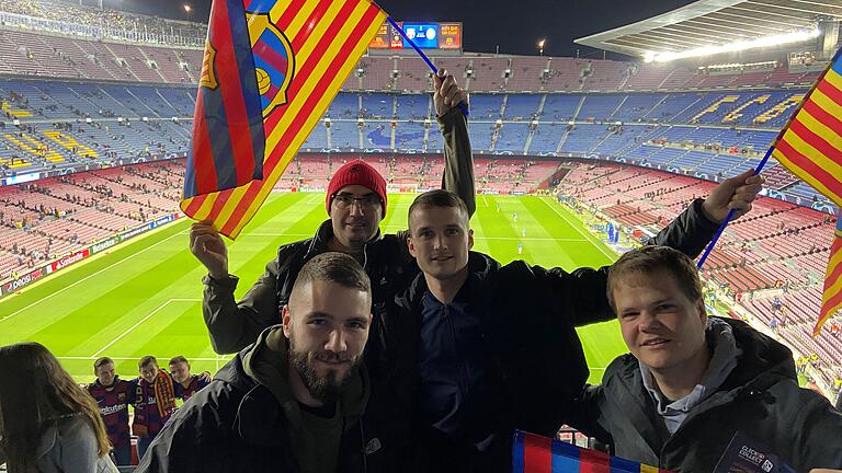 Das Ziel der Begierde, ein Platz auf der Tribüne im Fußballstadion Camp Nou in Barcelona. (Von links): Tobias Göpfert (vorne), Thomas Kalkmann, Robin und Sebastian Dieterich.