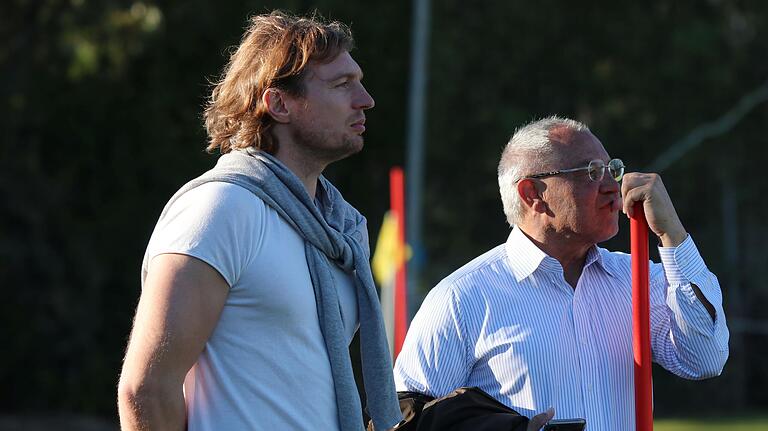 Prominenter Besuch: Kickers-Vorstandschef Daniel Sauer (links) mit Ex-Meistertrainer Felix Magath. Prominenter Besuch: Kickers-Vorstandschef Daniel Sauer (links) mit Ex-Meistertrainer Felix Magath.