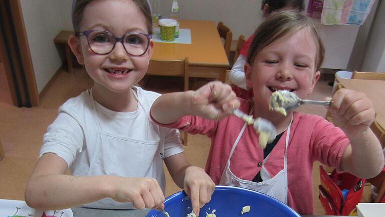 Franziska Rödel und Malou Radermacher bereiten den Waffelteig für den Weltkindertag.