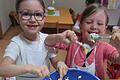 Franziska Rödel und Malou Radermacher bereiten den Waffelteig für den Weltkindertag.