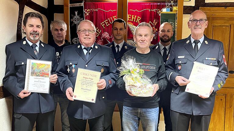 Der Feuerwehrverein einige Kameraden für ihre langjährige Treue zum Verein, sowie zwei Männer zu Ehrenmitgliedern ernennen.  Über die Auszeichnung freuen sich (von links) Bernd Müller, Gemeinderat Gerhard Geisbauer, Jürgen Popp, 1. Vorsitzender Tobias Schmid, Reinhold Geisbauer, 1. Kommandant Daniel Beyfuß sowie Roland Beyfuß.