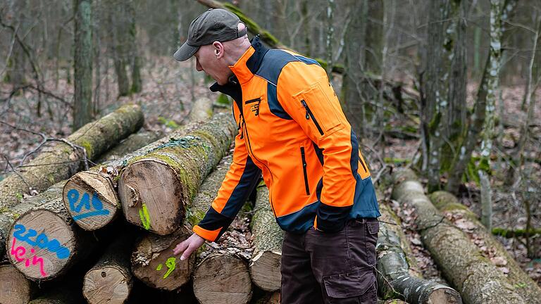 Gerolzhofens Stadtförster Jochen Schenk erklärt das auf den Abtransport wartende Polterholz in der Nähe des Waldkindergartens. Gerolzhofens Stadtförster Jochen Schenk erklärt das auf den Abtransport wartende Polterholz in der Nähe des Waldkindergartens. 
