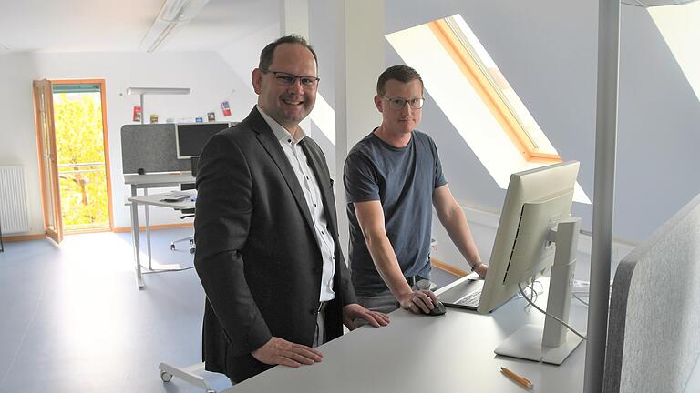 Bürgermeister Michael Hombach und Projektkoordinator Jan Binner (rechts) in Karlstadts neuem Coworking-Space unter dem Dach des Unternehmerhauses.