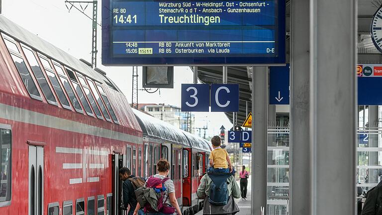 Mit Wagenmaterial des Potsdamer Unternehmens WFL versucht der Bahnbetreiber Go-Ahead Bayern die Probleme auf der Verbindung Würzburg-Treuchtlingen in den Griff zu bekommen. Das Bild entstand am Würzburger Hauptbahnhof.