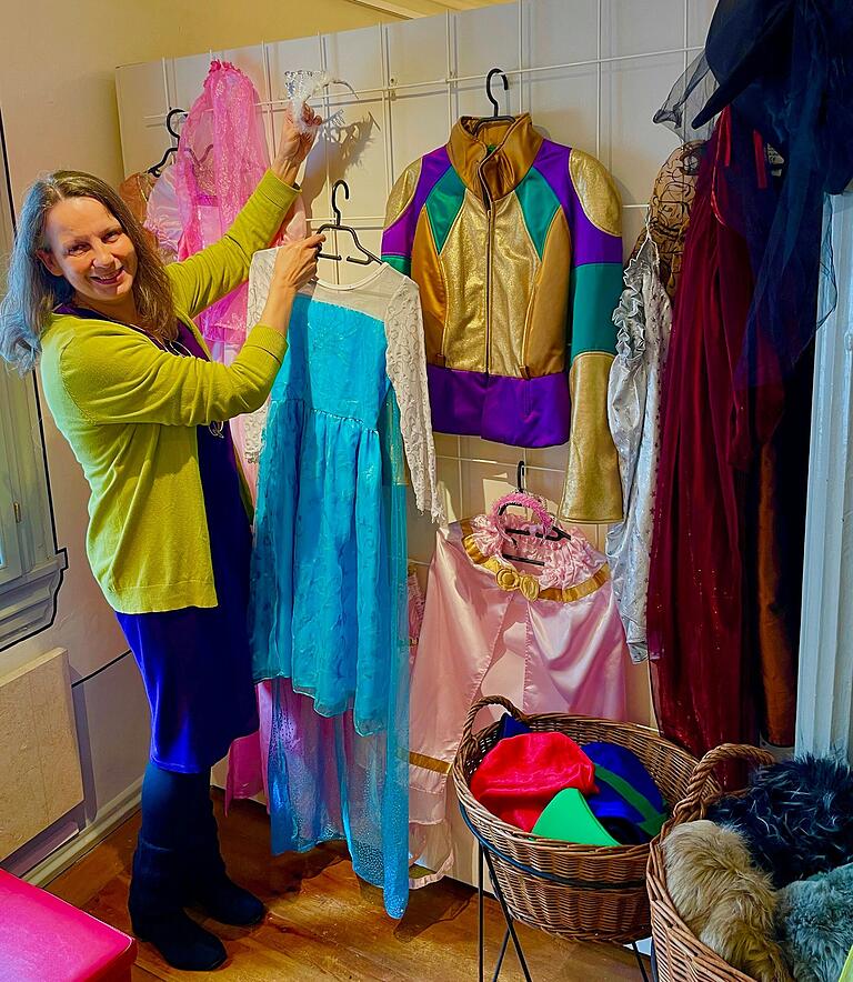 Einmal Prinzessin sein! Museumsleiterin Simone Michel-von Dungern stellt für Kinder Kostüme bereit, damit die sich richtig märchenhaft fühlen können. Einmal Prinzessin sein! Museumsleiterin Simone Michel-von Dungern stellt für Kinder Kostüme bereit, damit die sich richtig märchenhaft fühlen können. 