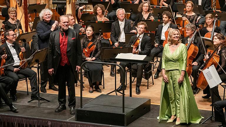 Jubel nach einem furiosen Finale der 'Walküre' für das Symphonieorchester des Bayerischen Rundfunks, mit Simon Rattle, Michael Volle und Anja Kampe.