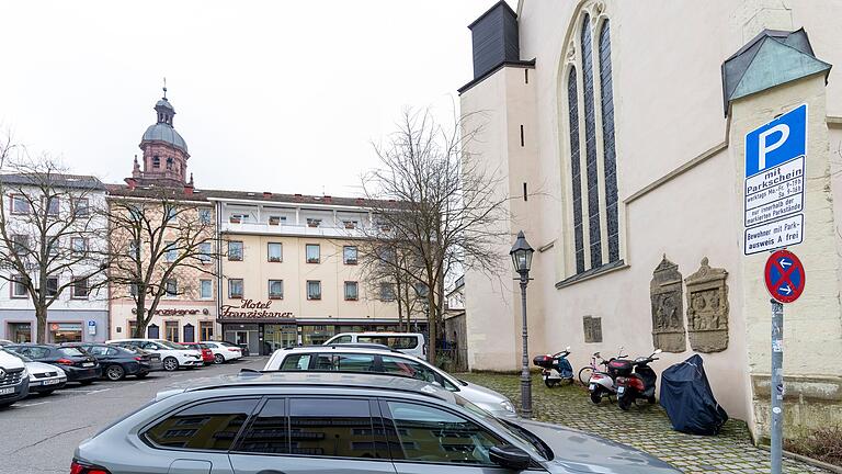 Ab April dürfen in Bayern E-Autos auf öffentlichen Parkplätzen kostenlos parken. Auch auf den Parkplätzen des Franziskanerplatzes Würzburg. Ab April dürfen in Bayern E-Autos auf öffentlichen Parkplätzen kostenlos parken. Auch auf den Parkplätzen des Franziskanerplatzes Würzburg.