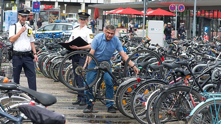 Auf der Suche nach gestohlenen Fahrrädern und Pedelecs am Hauptbahnhof: Die Polizeiinspektion Würzburg-Stadt (im Bild von links Polizeihauptkommissar Steffen Hein, Polizeiobermeisterin Kerstin Schoch und PolizeihauptkommissarStefan Dürrnagel) hat jetzt eine 'Arbeitsgruppe Fahrrad' gegründet. Auf der Suche nach gestohlenen Fahrrädern und Pedelecs am Hauptbahnhof: Die Polizeiinspektion Würzburg-Stadt (im Bild von links Polizeihauptkommissar Steffen Hein, Polizeiobermeisterin Kerstin Schoch und PolizeihauptkommissarStefan Dürrnagel) hat jetzt eine 'Arbeitsgruppe Fahrrad' gegründet.
