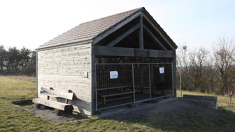 Der Panoramapavillon des Weinbauvereins Gerolzhofen am Kappelberg wurde monatelang regelmäßig vermüllt und beschädigt. Nun wurde dieser von den Verantwortlichen vorübergehend gesperrt. Der Panoramapavillon des Weinbauvereins Gerolzhofen am Kappelberg wurde monatelang regelmäßig vermüllt und beschädigt. Nun wurde dieser von den Verantwortlichen vorübergehend gesperrt.