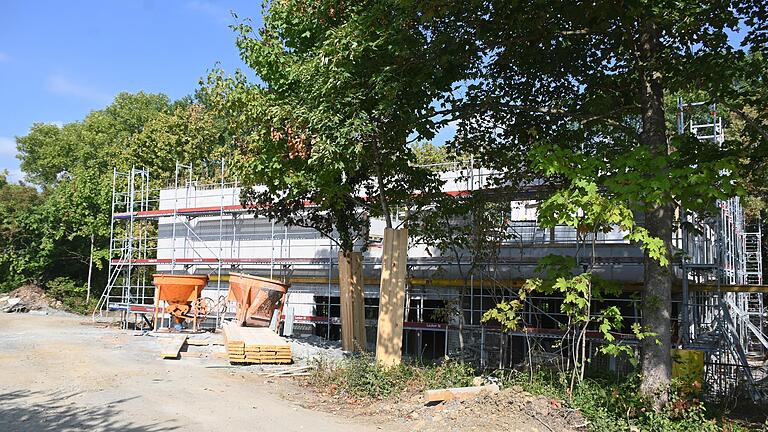 Das neue Schulhaus auf dem Gelände der Main-Klinik steht noch im Rohbau. Erst im Schuljahr 2023/24 soll die Pflegeschule dort einziehen.&nbsp;