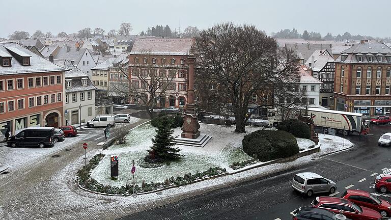 Schnee von gestern: Der Kitzinger Königsplatz ist in die Jahre gekommen und soll gemeinsam mit der angrenzenden Kaiserstraße umgestaltet werden. Schnee von gestern: Der Kitzinger Königsplatz ist in die Jahre gekommen und soll gemeinsam mit der angrenzenden Kaiserstraße umgestaltet werden.