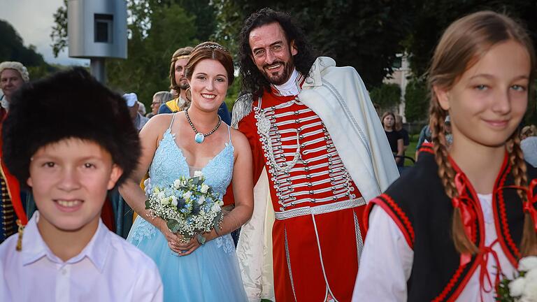 Quellenkönigin Kathrin I. und Fürst Férenc Rákóczi II. bei der Vorstellung der historischen Persönlichkeiten im Rosengarten.