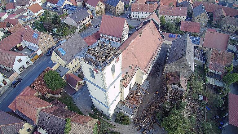 Der Kirche in Stadelschwarzach fehlt seit dem Sturm Fabienne die Spitze. Sie wird voraussichtlich originalgetreu rekonstruiert. Der Kirche in Stadelschwarzach fehlt seit dem Sturm Fabienne die Spitze. Sie wird voraussichtlich originalgetreu rekonstruiert.