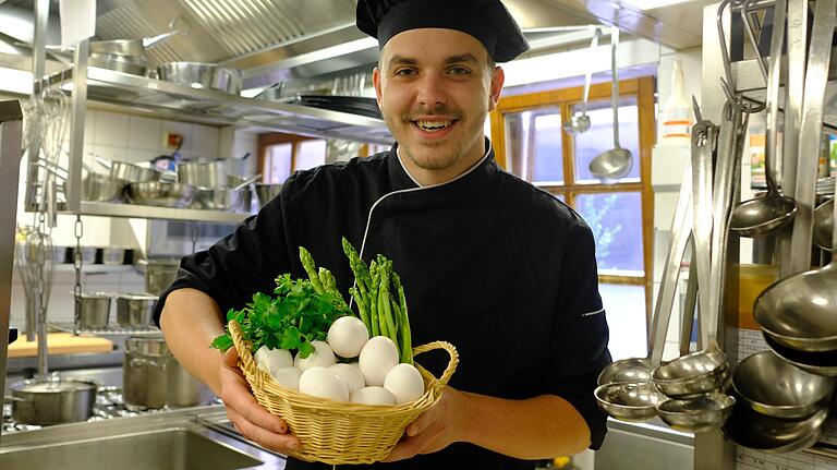 Und zum Schluss noch mal ein Klassiker: Omelett! Aber à la Profi: Tobias Grams, Souschef im Fränkischen Hof in Bad Neustadt, nimmt dazu Spargel.