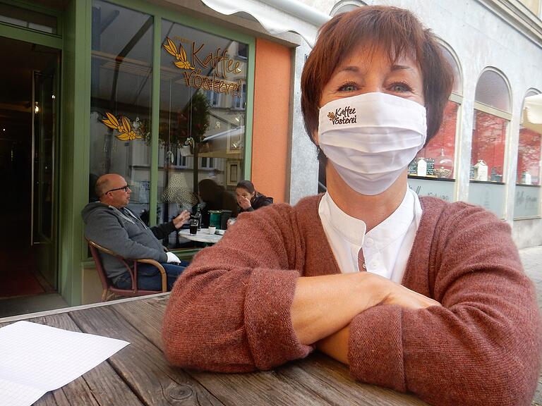 Elke Hofmann vor der Kleinen Kaffeerösterei in der Rückertstraße.