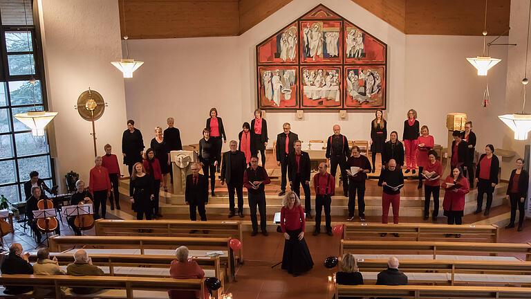 Der Thalia Chor Schweinfurt bei seinem Konzert in der Kirche St. Maximilian Kolbe.